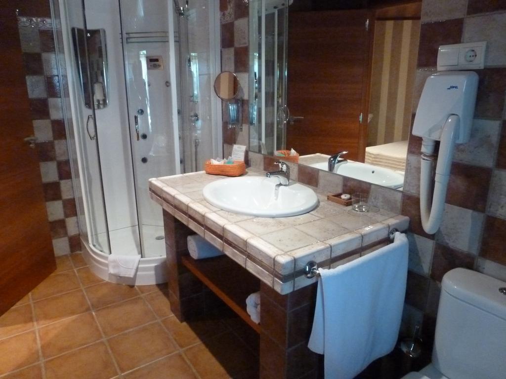 Hotel H Con Encanto Binefar Room photo
