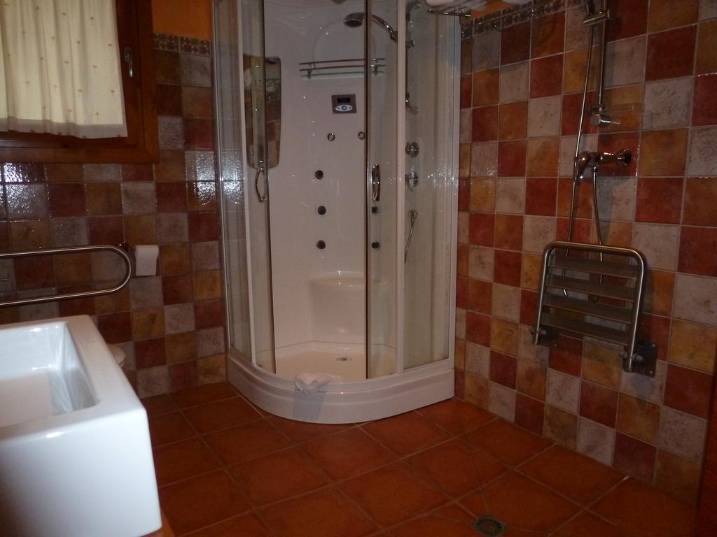 Hotel H Con Encanto Binefar Room photo