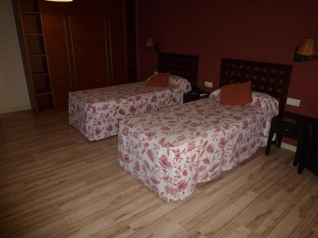 Hotel H Con Encanto Binefar Room photo